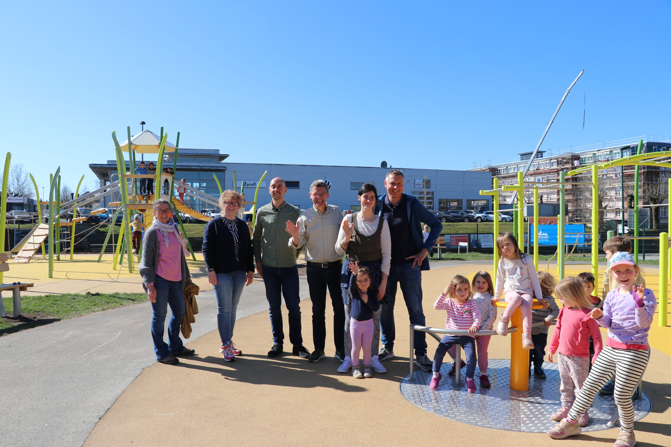 Gruppenfoto: Bürgermeister Peter Klär (4.v.l.) lud zur offiziellen Eröffnung zusammen mit Ortsvorsteher Andreas Leyerle (r.) Kinder des Waldorfkindergartens St. Wendel zum Testen und Bespielen des neuen Mehrgenerationenplatzes ein.