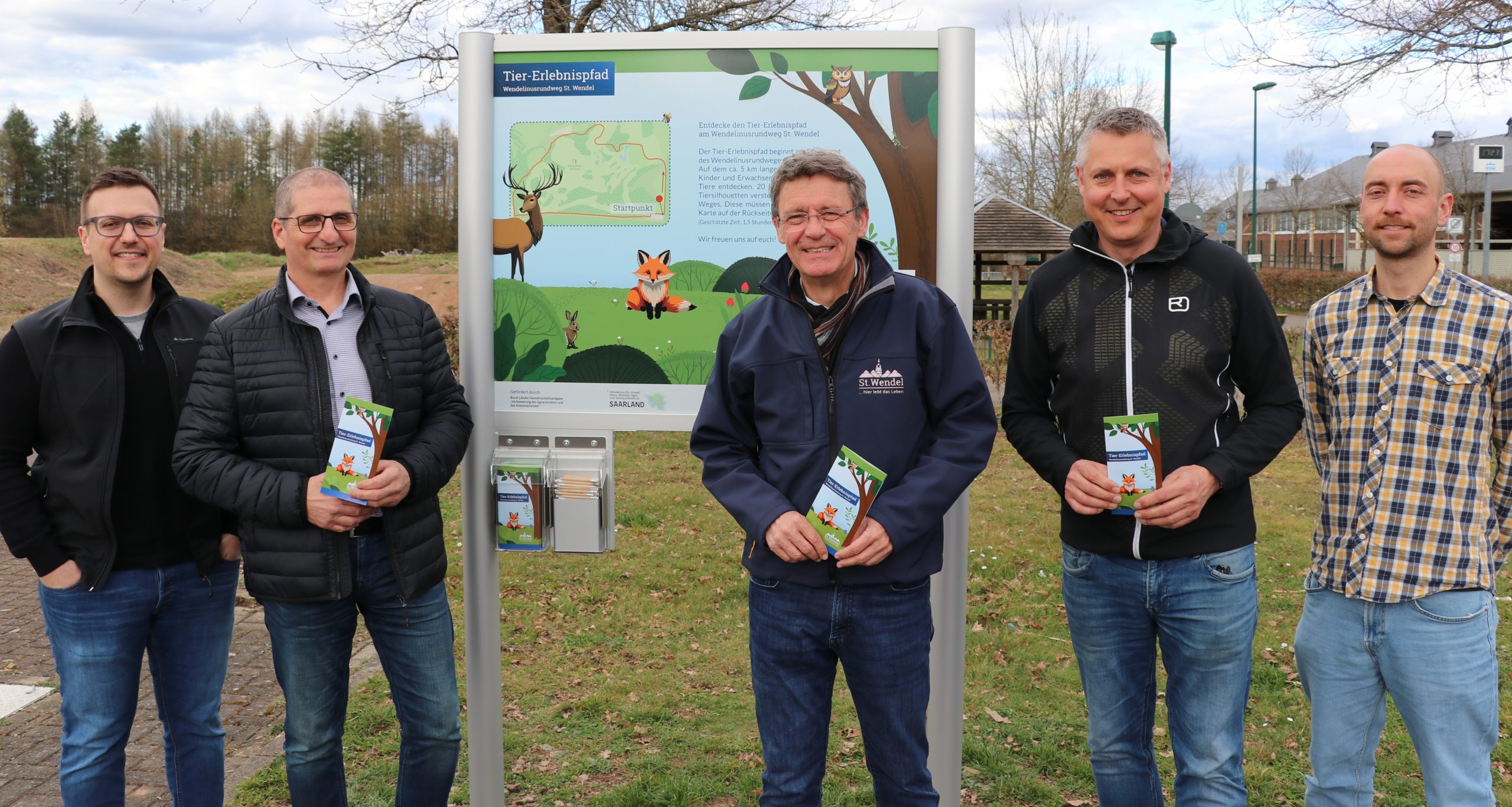 Bürgermeister Peter Klär (Mitte), Ortsvorsteher Andreas Leyerle (2.v.r.) und Tim Recktenwald (r.) vom Umweltamt der Kreisstadt St. Wendel haben zusammen mit dem Vorsitzenden der KuLaNi, Thomas Gebel (2.v.l.), und Regionalmanager der KuLaNi, Christian Schaadt (l.), den neuen Tiererlebnispfad am Wendelinuspark offiziell eröffnet.