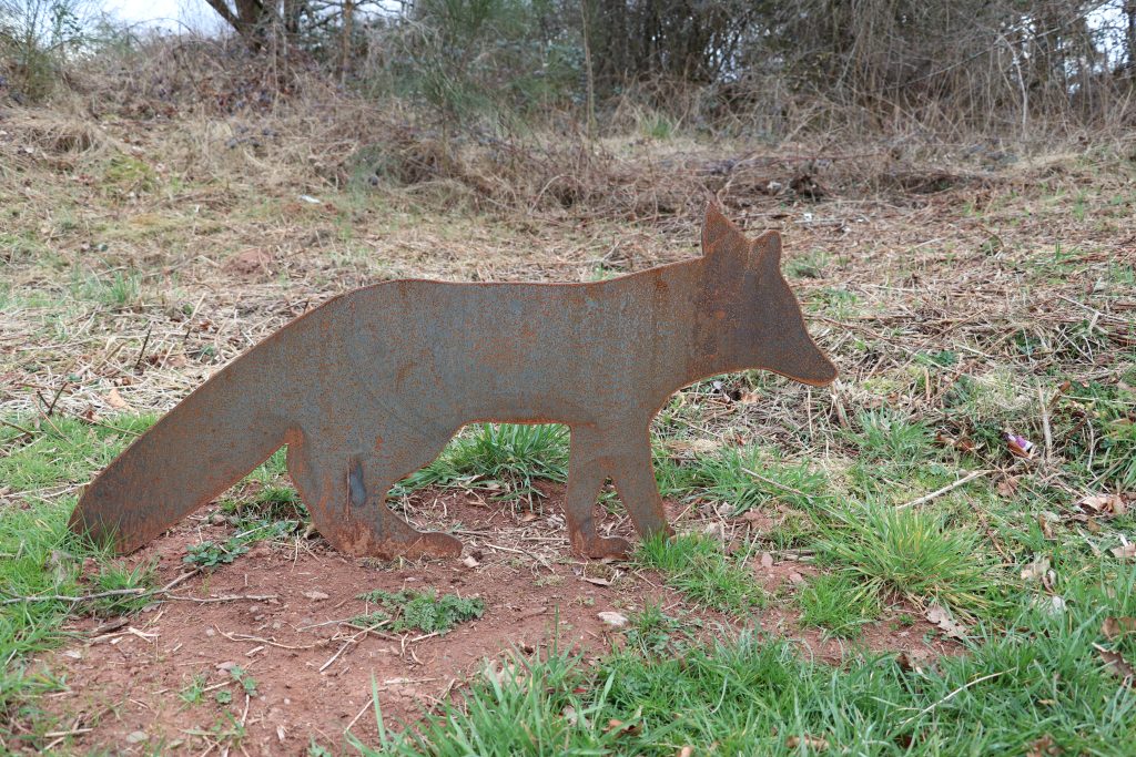 Fuchs aus Metall auf dem Tiererlebnispfad