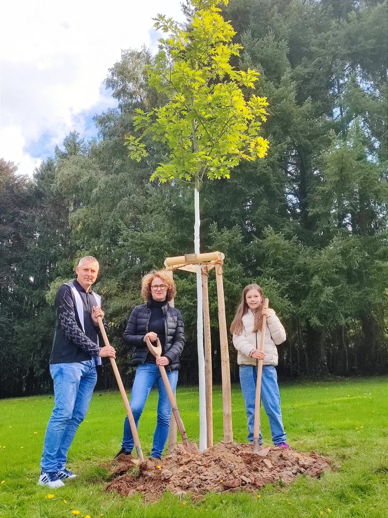 Bei der Pflanzaktion im Freibad halfen die die Erste Beigeordnete der Stadt, Elisabeth Krob, sowie St. Wendels Ortsvorsteher Andreas Leyerle.
