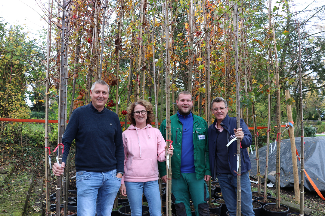 Bürgermeister Peter Klär, Maximilian Staub (Abt. Friedhof und Grünflächen), die Erste Beigeordnete Elisabeth Krob und Ortsvorsteher Andreas Leyerle präsentieren die 45 geförderten „Bäume für die Zukunft“ in St. Wendel.