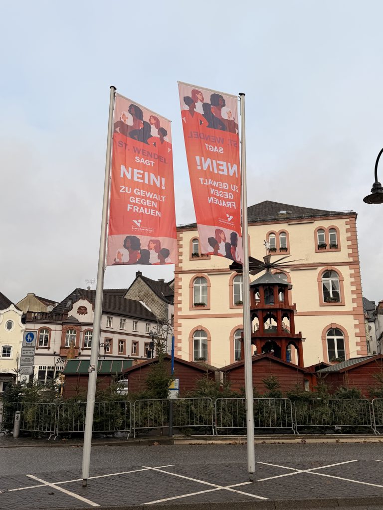 Fahnen vor dem Amtsgebäude am Schloßplatz zum internationalen Tag gegen Gewalt an Frauen