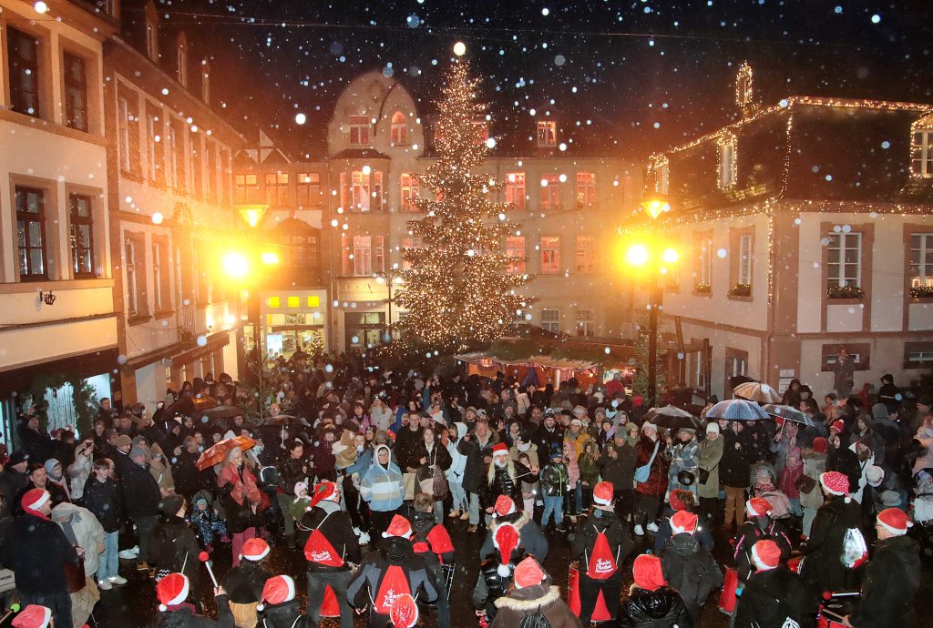 St. Wendeler Weihnachtsmarkt im Schnee mit Blick auf das Rathaus