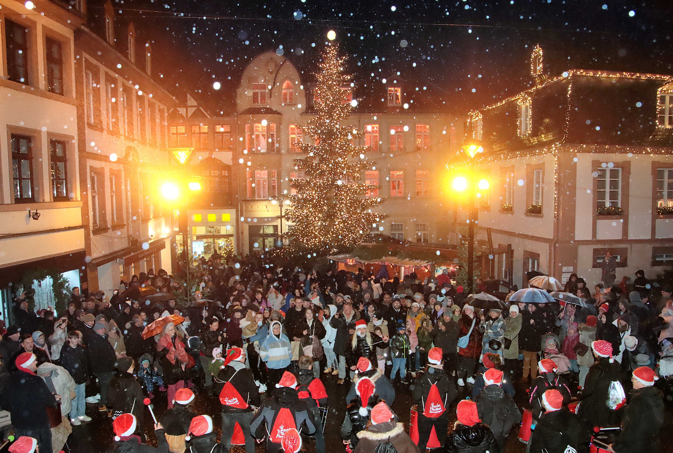 St. Wendeler Weihnachtsmarkt im Schnee mit Blick auf das Rathaus