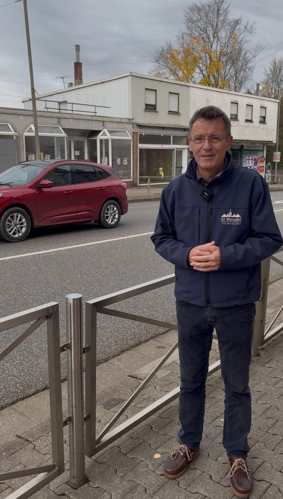 Peter Klär vor den Nebengebäuden am St. Wendeler Bahnhof