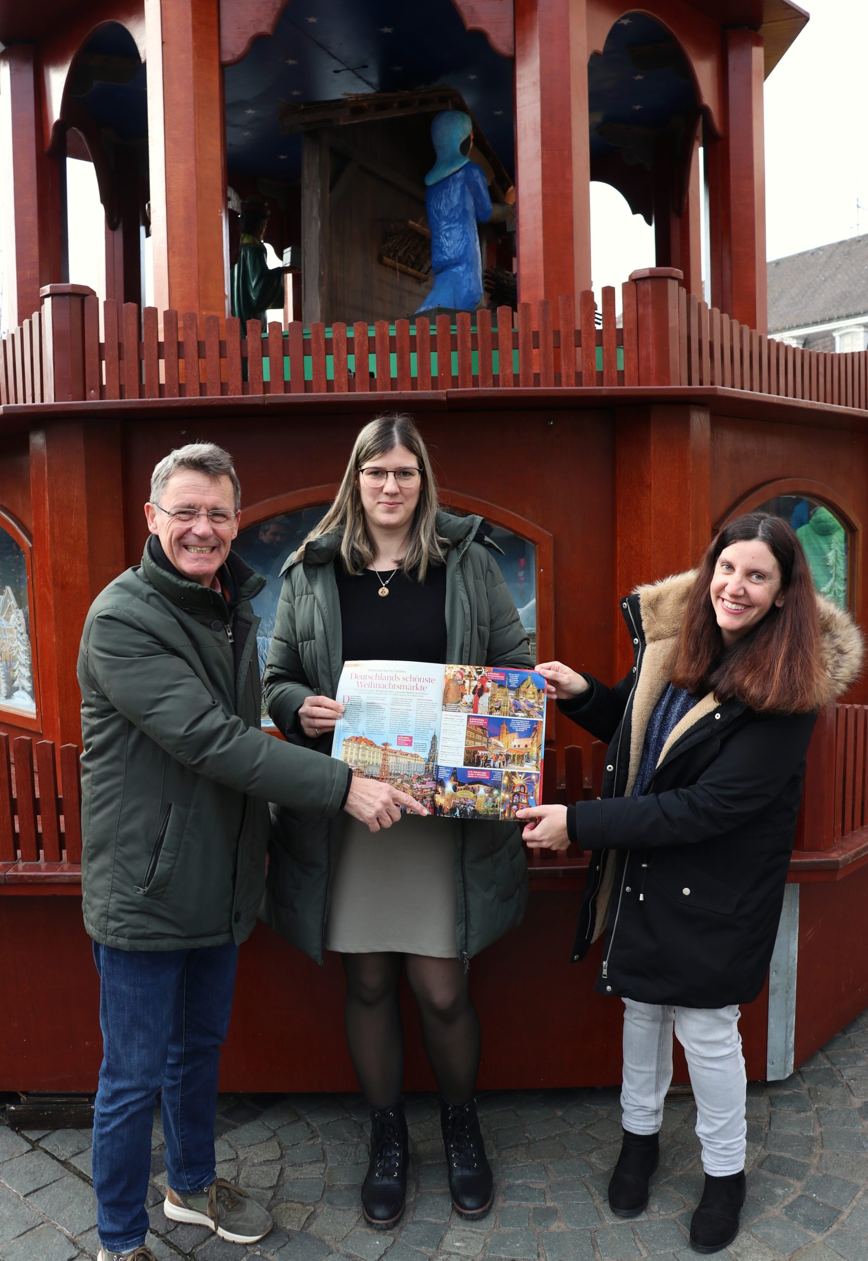 Bürgermeister Peter Klär und die beiden Organisatorinnen des St. Wendeler Weihnachtsmarktes mit dem Magazin Bild der Frau, in dem der Weihnachtsmarkt St. Wendel als einer der schönsten Deutschlands gekürt worden ist