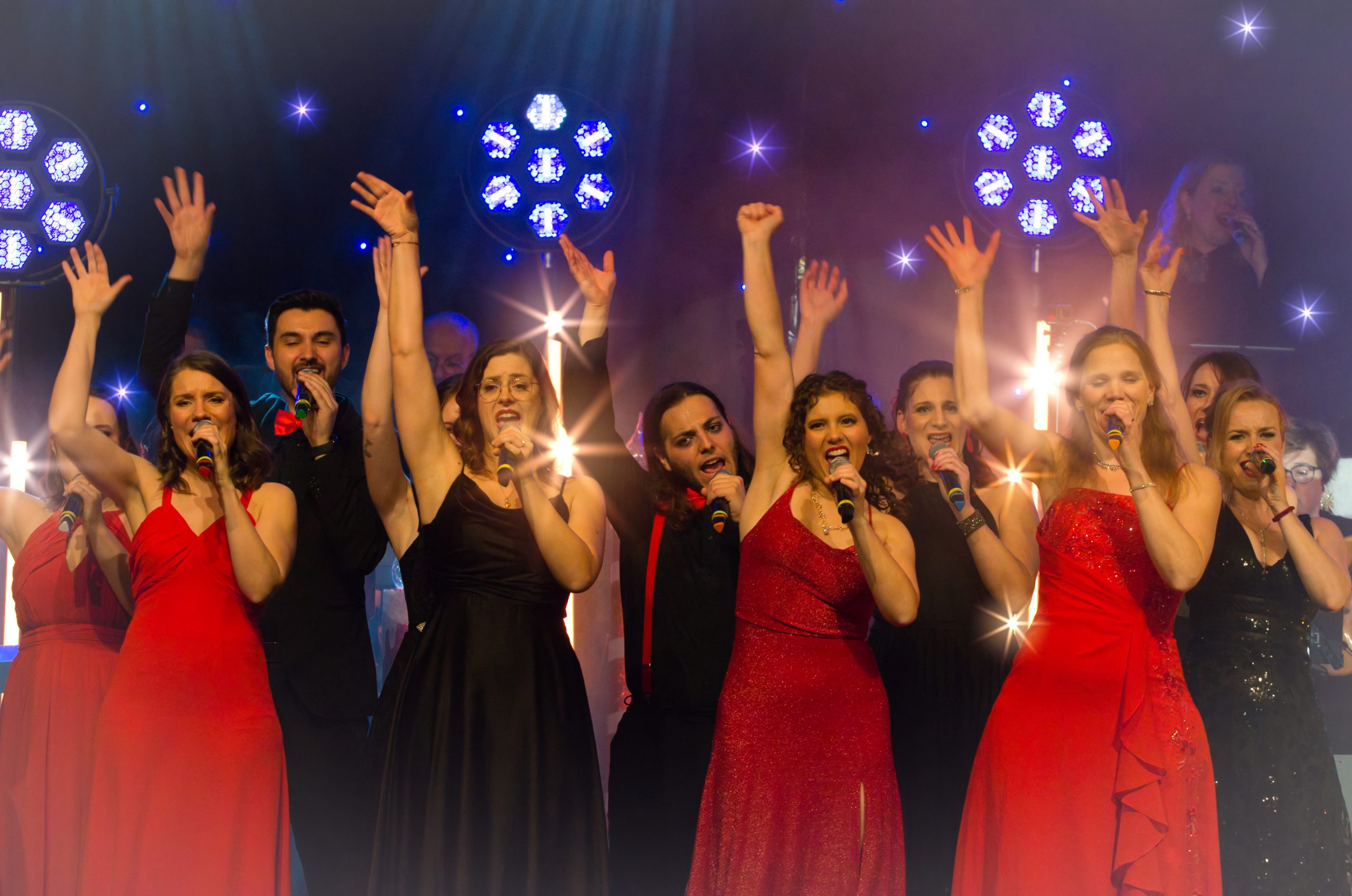 Das Gunni Mahling Showesemble auf der Bühne beim Weihnachtskonzert