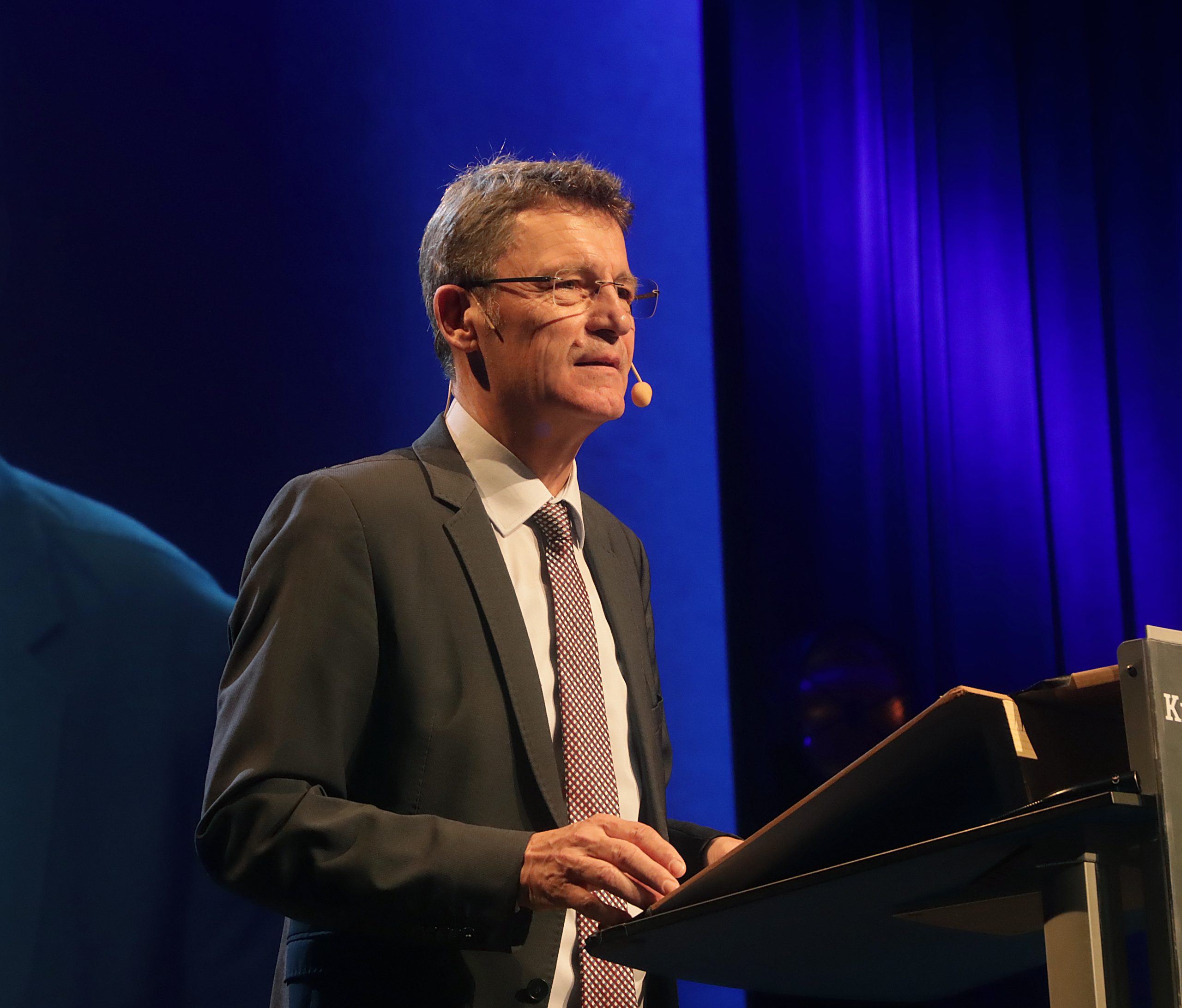 Bürgermeister Peter Klär am Rednerpult auf der Bühne im Saalbau beim Neujahrsempfang St. Wendel 2026