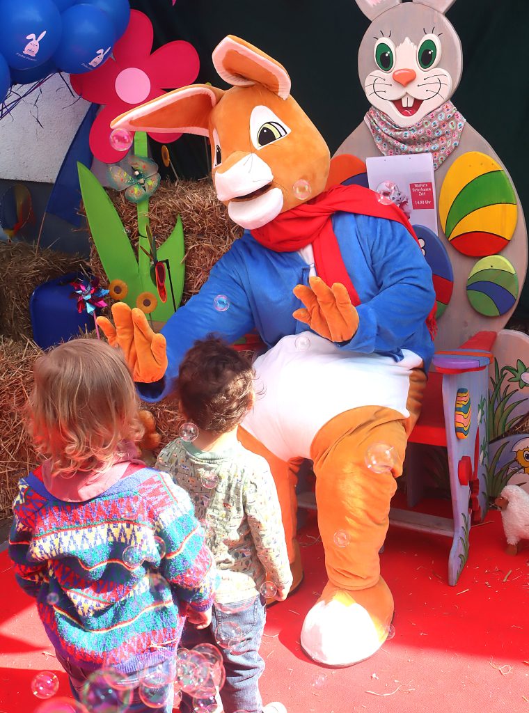 Osterhase auf dem Hastenthron auf dem St. Wendeler Ostermarkt