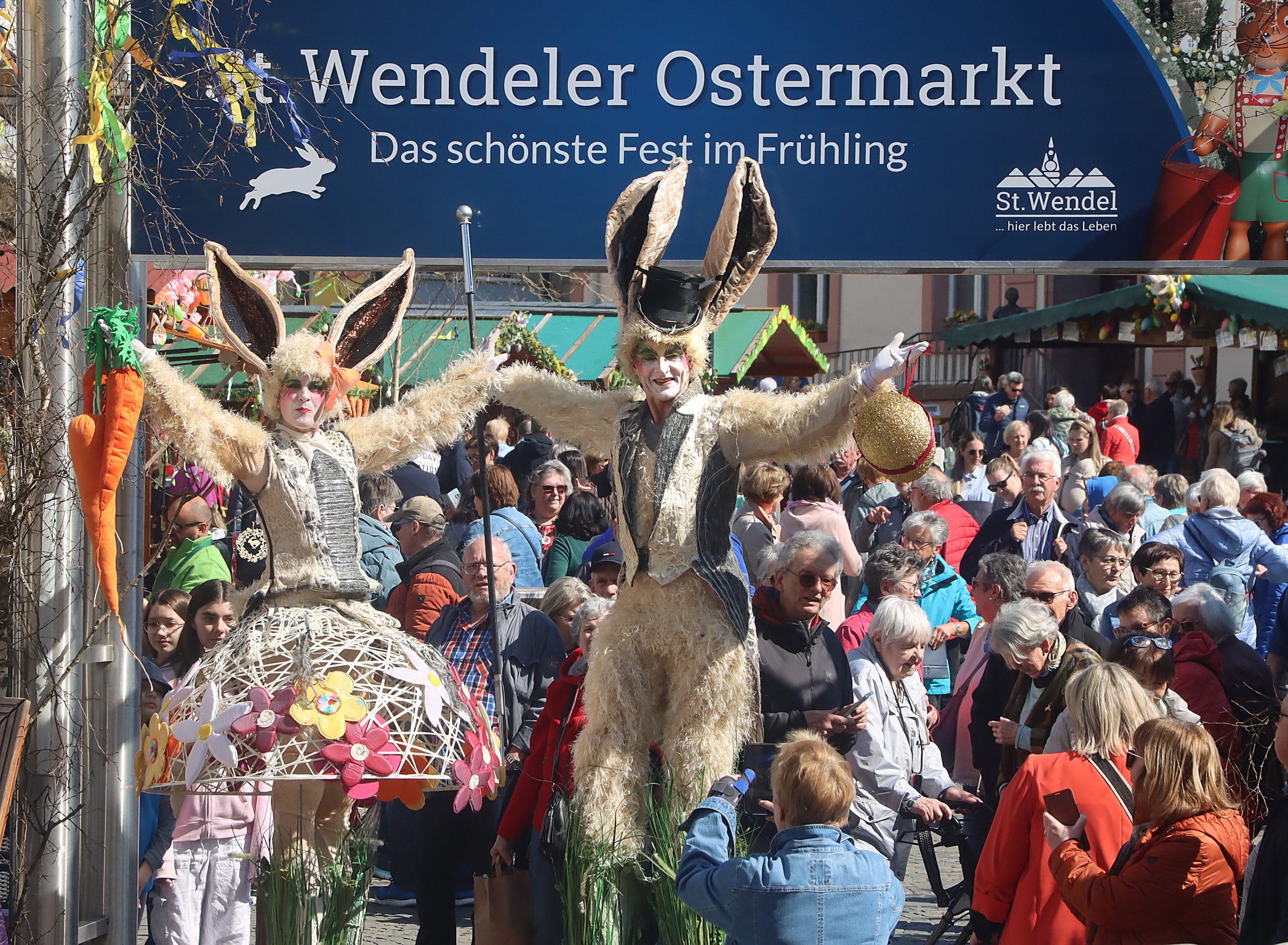 Hasen-Walk-Acts vor dem Einganstor zum St. Wendeler Ostermarkt