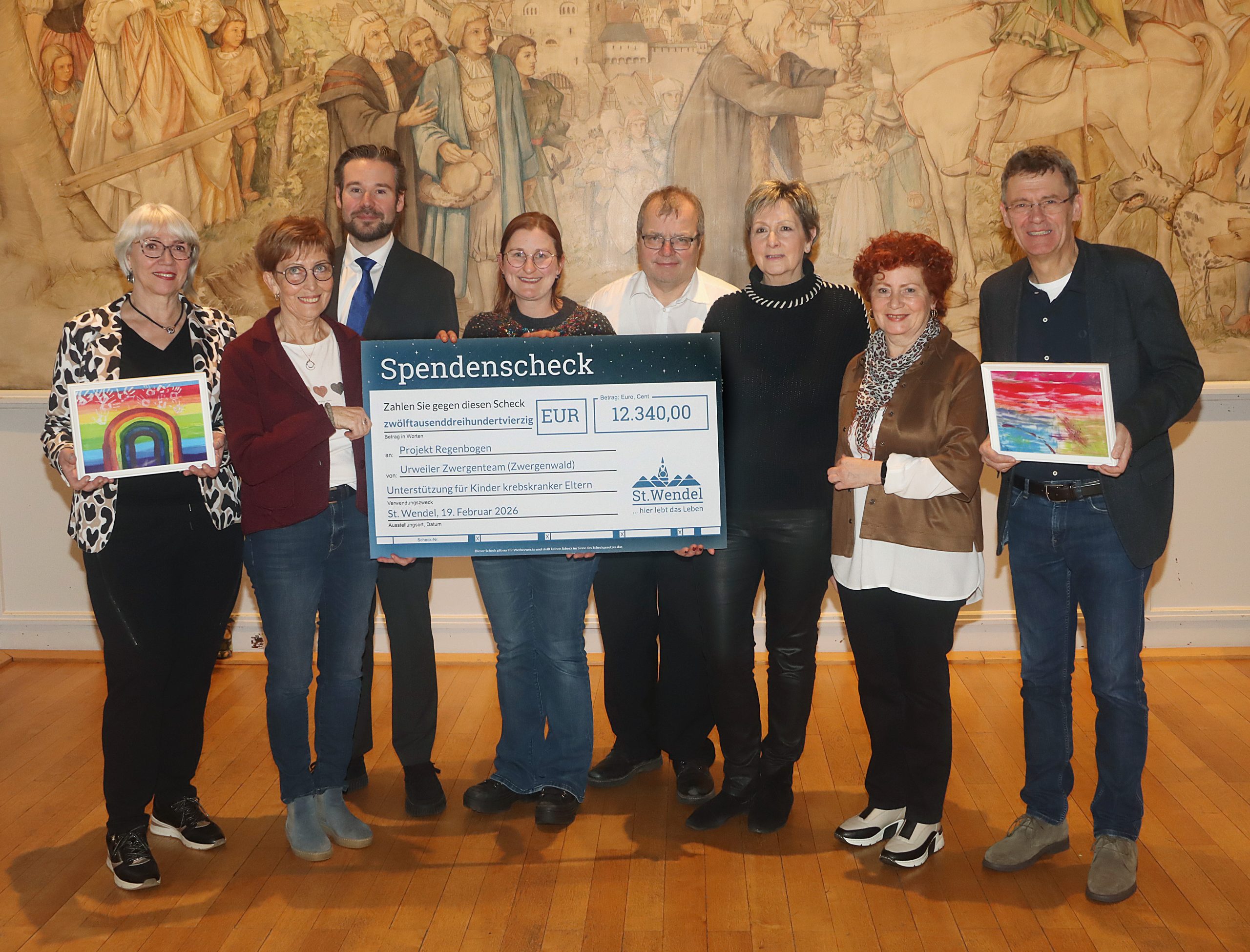 Das Zwergenteam &uuml;berreichte zusammen mit St. Wendels B&uuml;rgermeister Peter Kl&auml;r (rechts) den Spendenscheck an Julia Stief (Mitte) und Veris-Pascal Heintz (Dritter von links) vom F&ouml;rderverein Regenbogen.