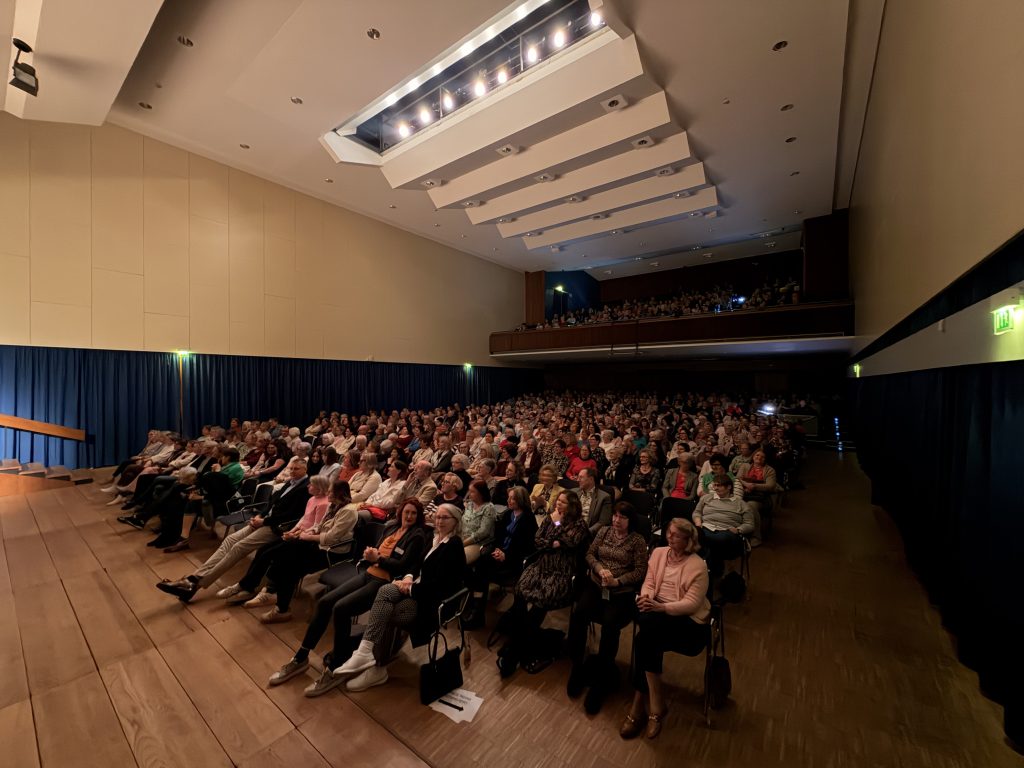 Die zahlreichen Zuschauer im Saalbau.