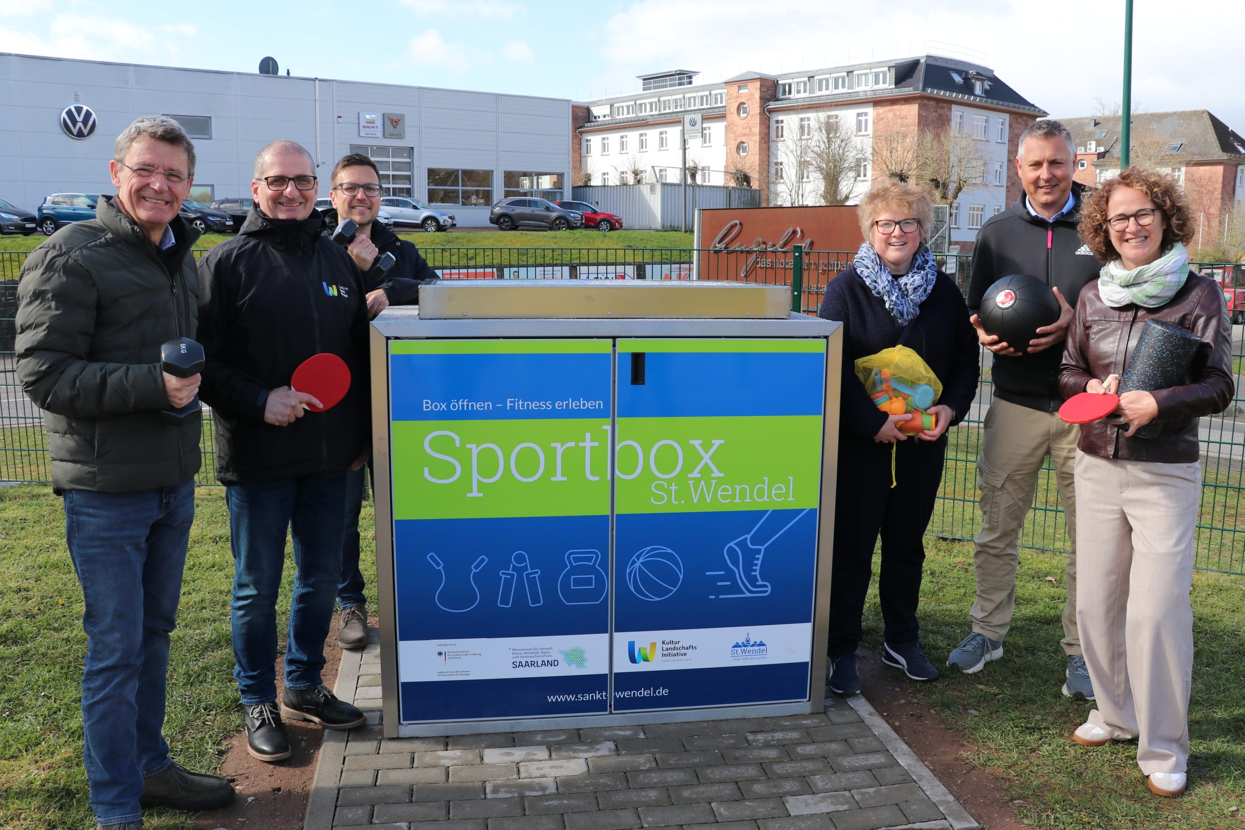 St. Wendels Bürgermeister Peter Klär nahm gemeinsam mit Thomas Gebel (Vorsitzender Kulani), Christian Schaadt (Regionalmanager Kulani), Stefanie Theobald (Umweltamt der Kreisstadt St. Wendel sowie Ortsvorsteher Andreas Leyerle und Elisabeth Krob (Erste Beigeordnete der Kreisstadt St. Wendel) die neue Sportbox in Betrieb.