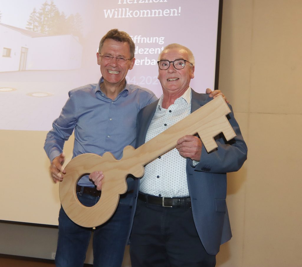 Einweihung Gemeindezentrum Winterbach: Peter Klär überreicht Gerhard Weiand den symbolischen Schlüssel