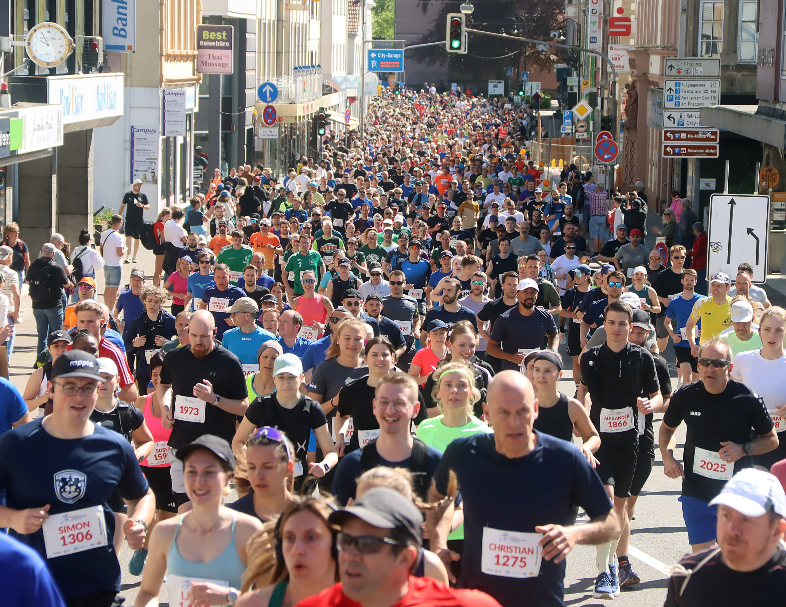 L&auml;ufer beim Globus Marathon in der Bahnhofstra&szlig;e St. Wendel